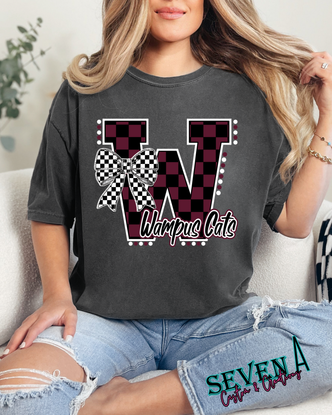 Mascot checkered with bow