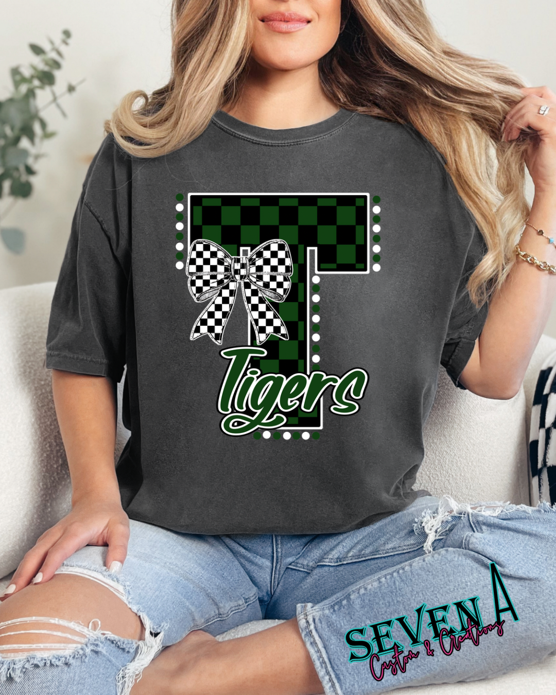 Mascot checkered with bow