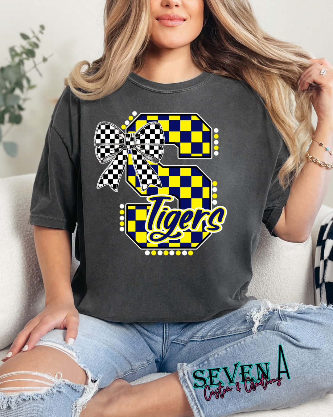 Mascot checkered with bow